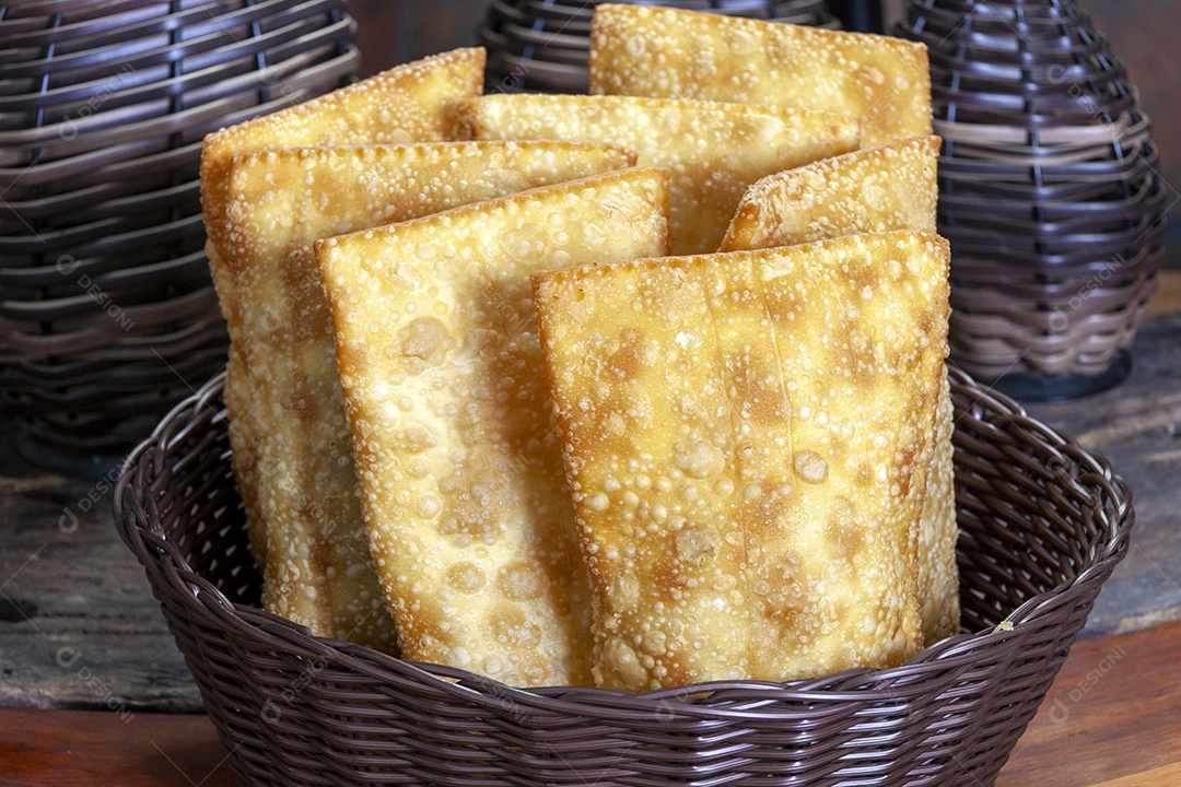 Pasteis dentro de uma tigela marrom