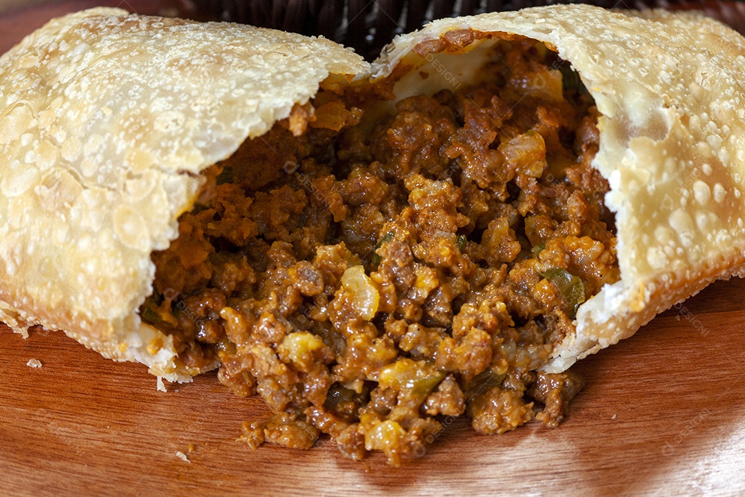 Pastel de vento recheado com carne