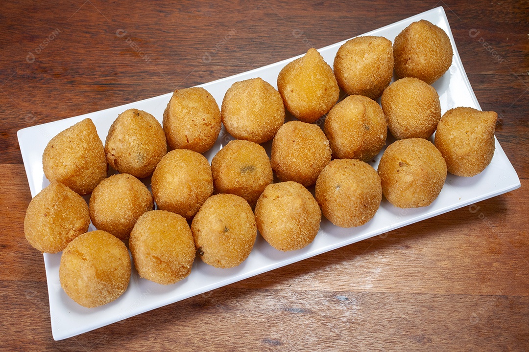 Coxinhas de frango sobre fundo de madeira
