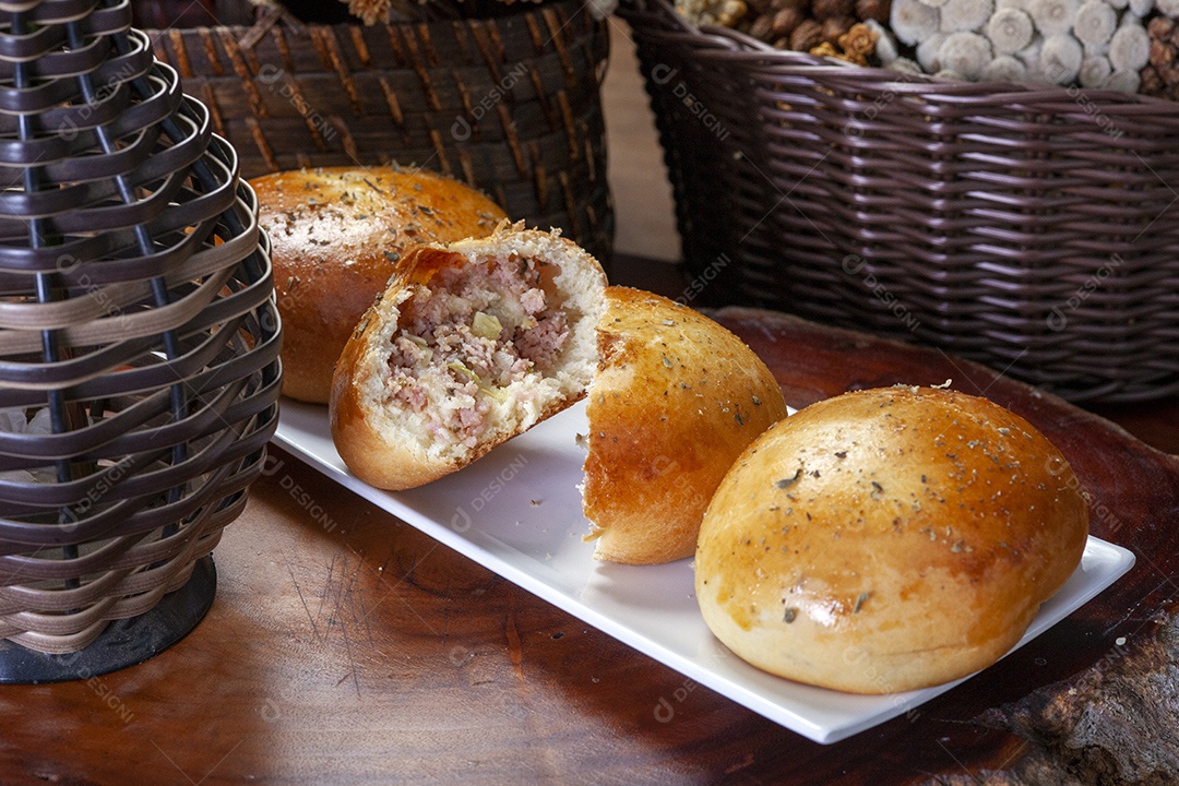 Pão doce recheado com presunto