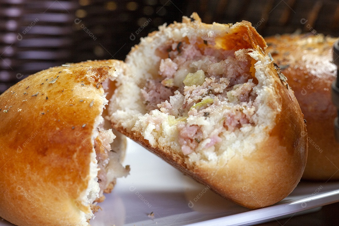 Pão doce recheado com presunto