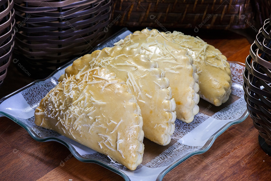 Empanadas sobre um prato de vidro