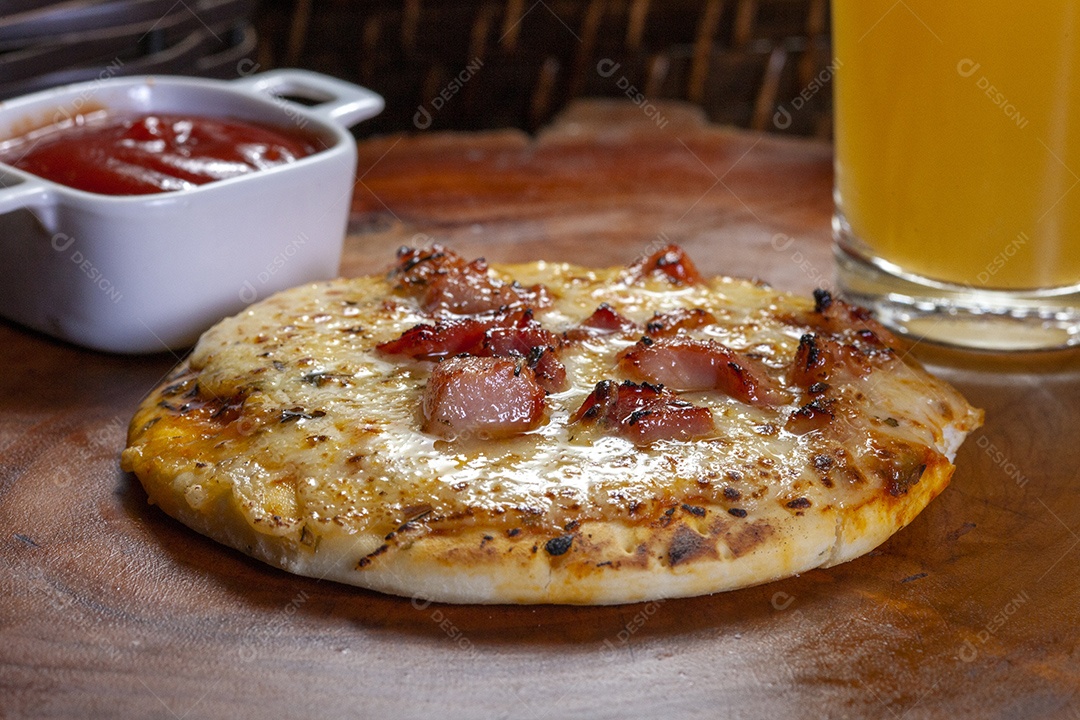 Pequena pizza com bacon e suco sobre a mesa