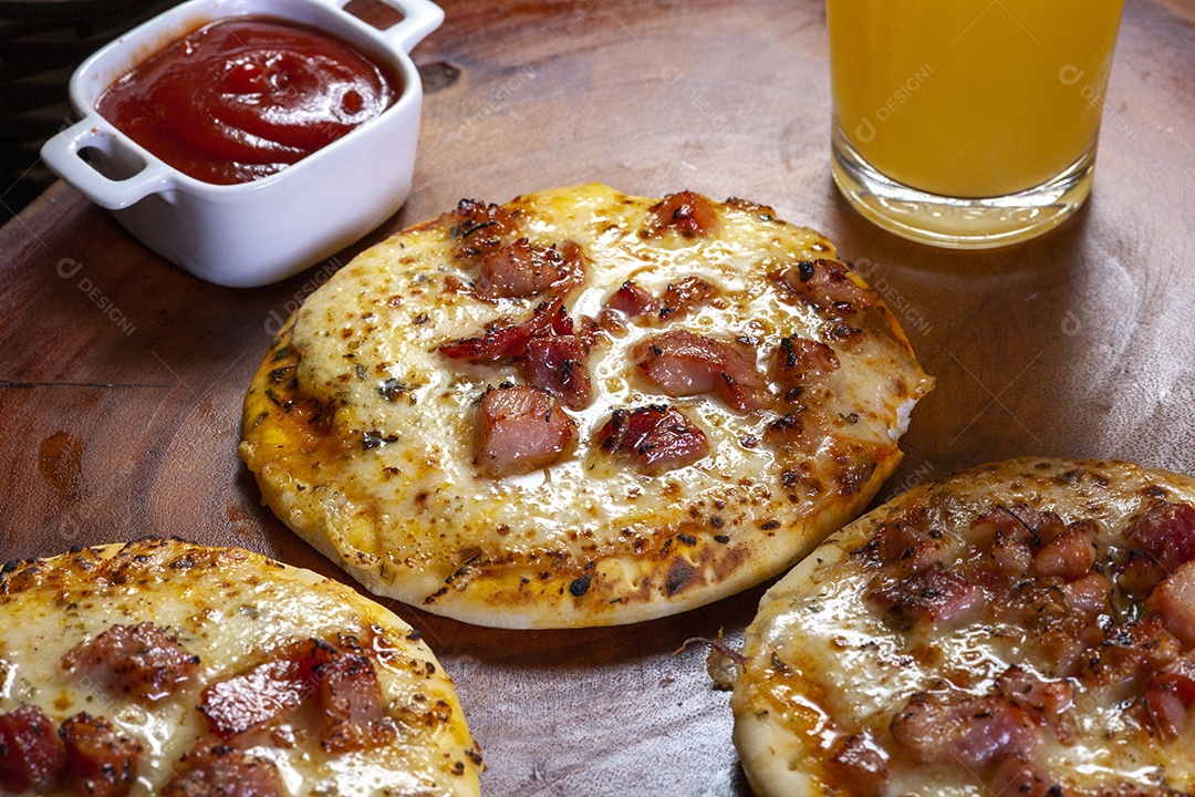 Pequena pizza com bacon e suco sobre a mesa