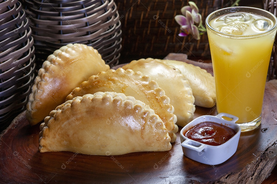Empanada massa recheada com carne e suco
