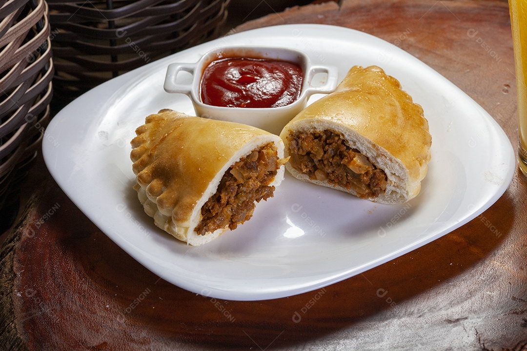 Empanada massa recheada com carne