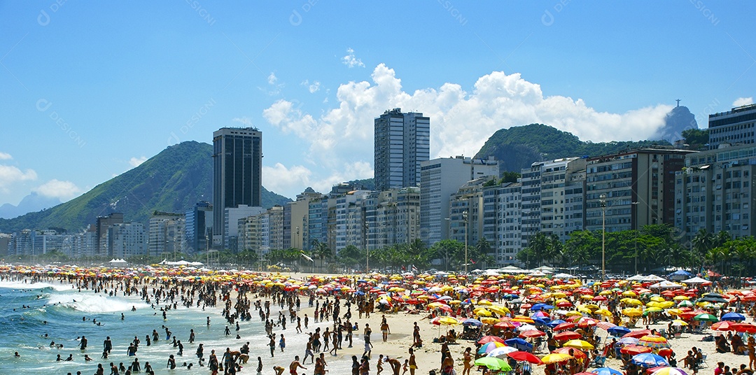 Praia de Copacabana cheia de pessoas no Rio de Janeiro