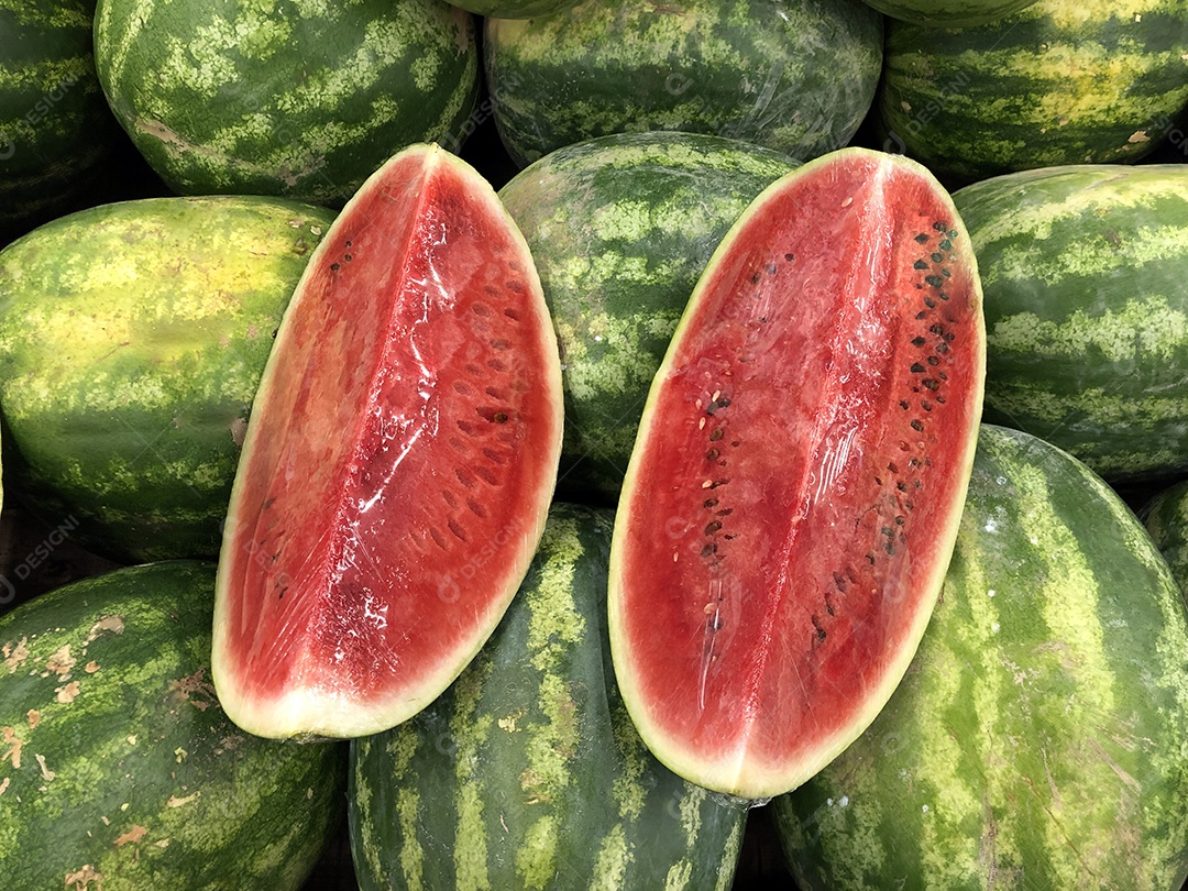 Melancia fatiada no mercado