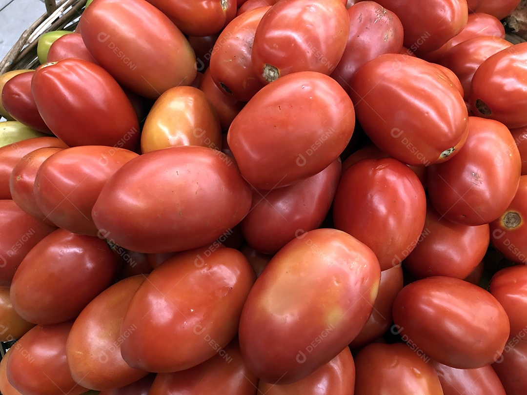 Tomates vermelhos e verdes no mercado