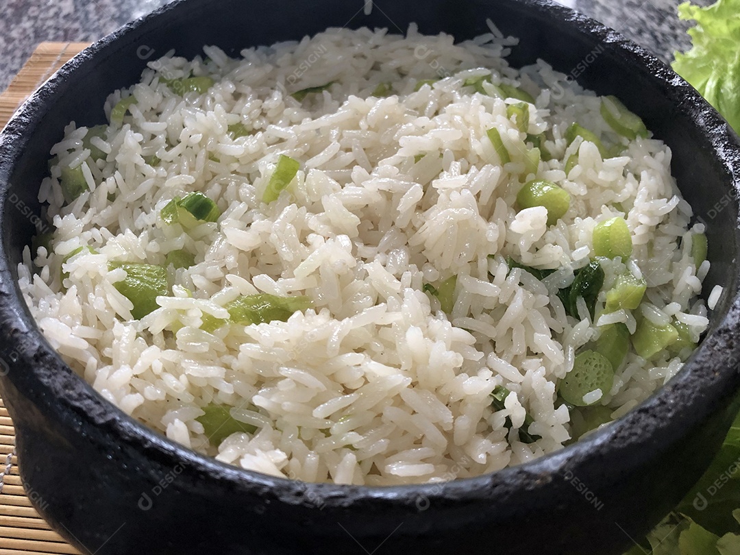 Arroz branco cozido com talo de taioba