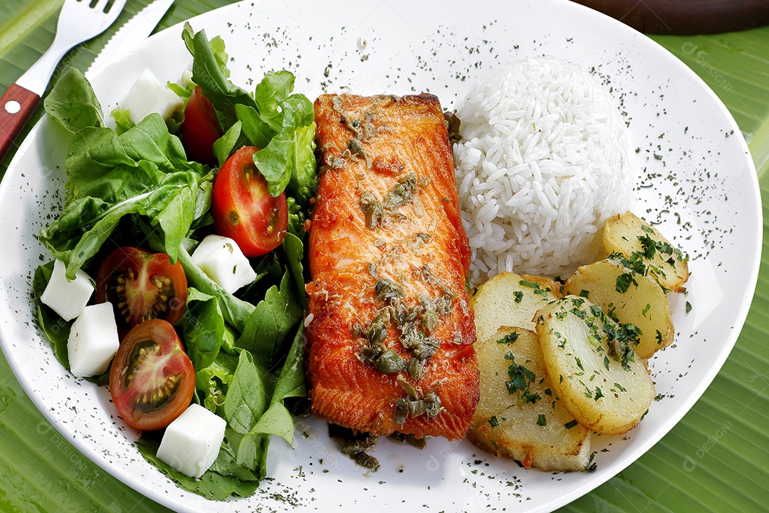 Salmão com guarnições