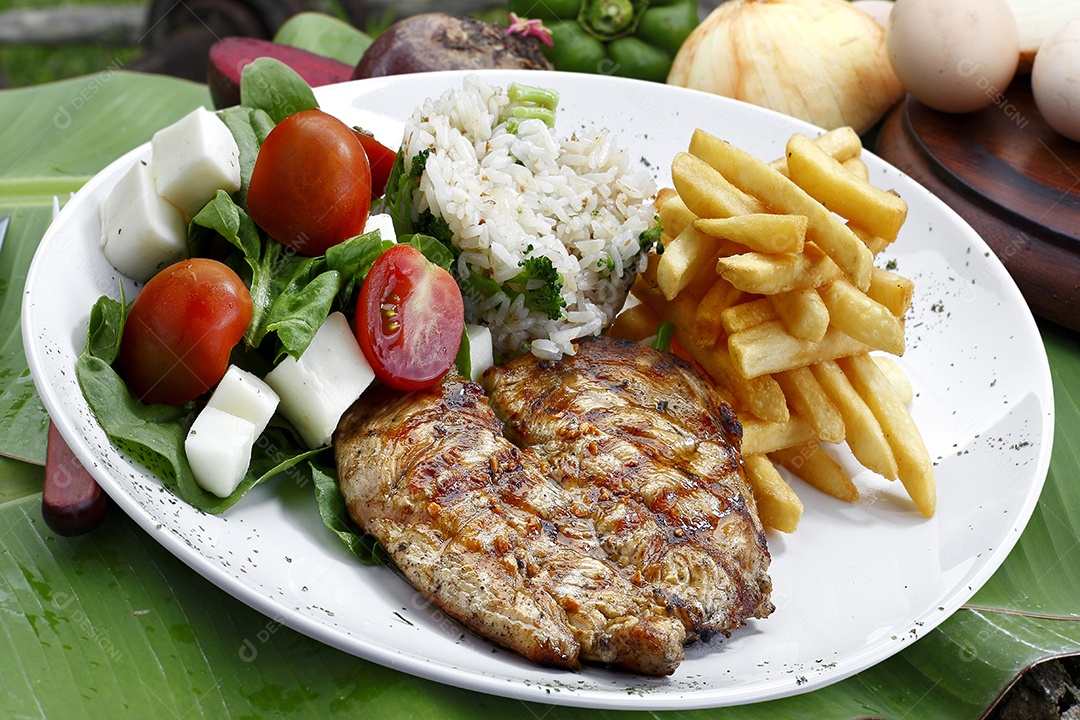 Comida carne batatas fritas salada