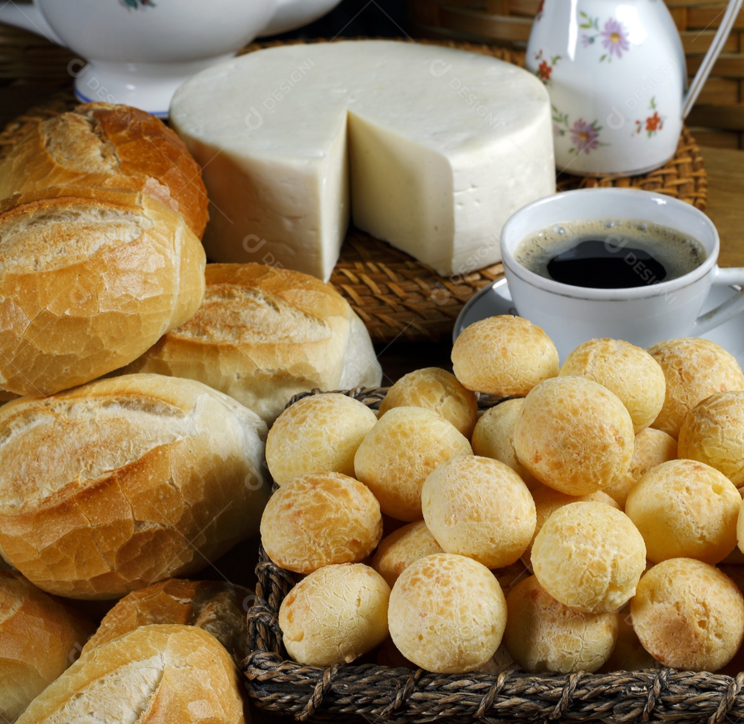 Café da manhã com pão francês pão de queijo café e queijo Canastra