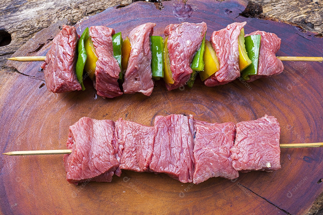 Espetinhos de carne com legumes