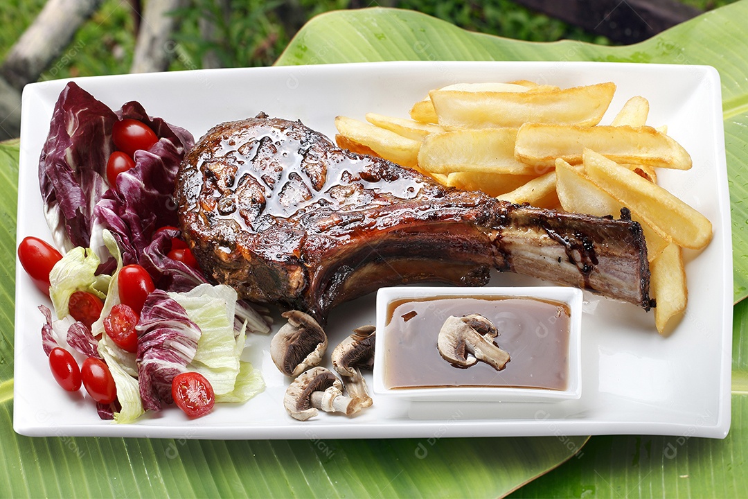 Bifes Tomahawk grelhados na hora