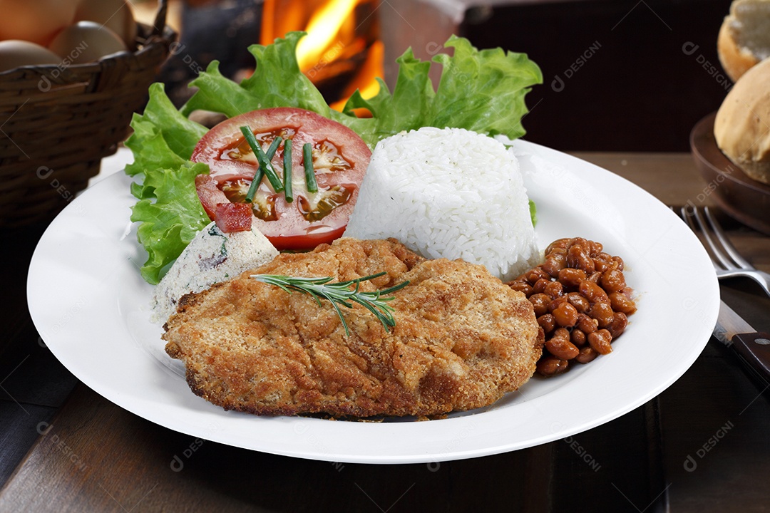 Bife empanado com salada de arroz e feijão