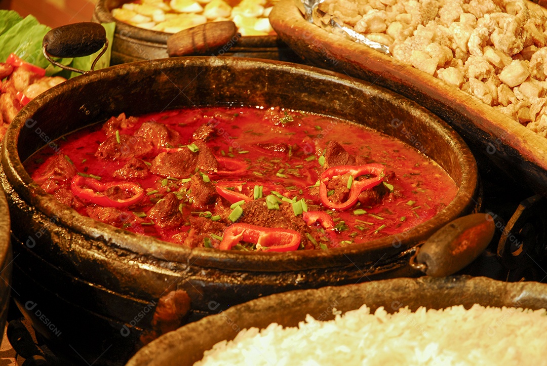 Carne cozida com molho e alcaparras