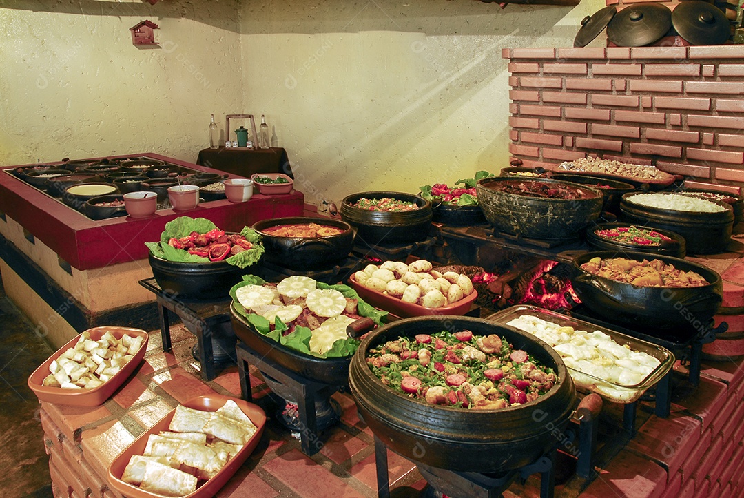 Fogão a lenha com diversas comida caseiras
