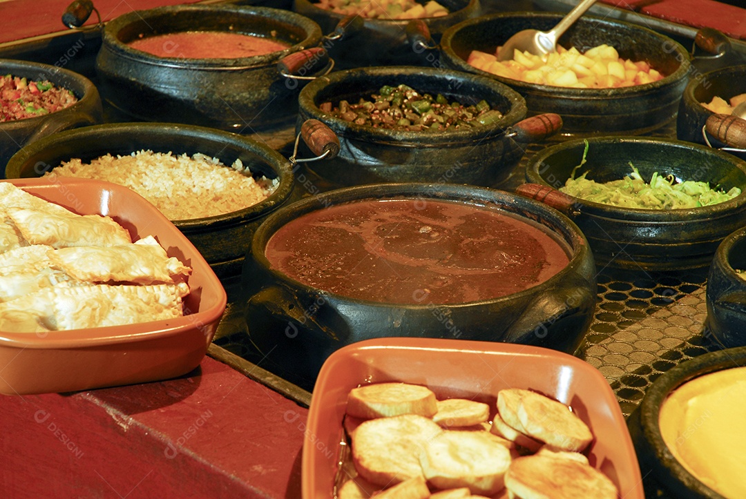 Fogão a lenha com diversas comida caseiras