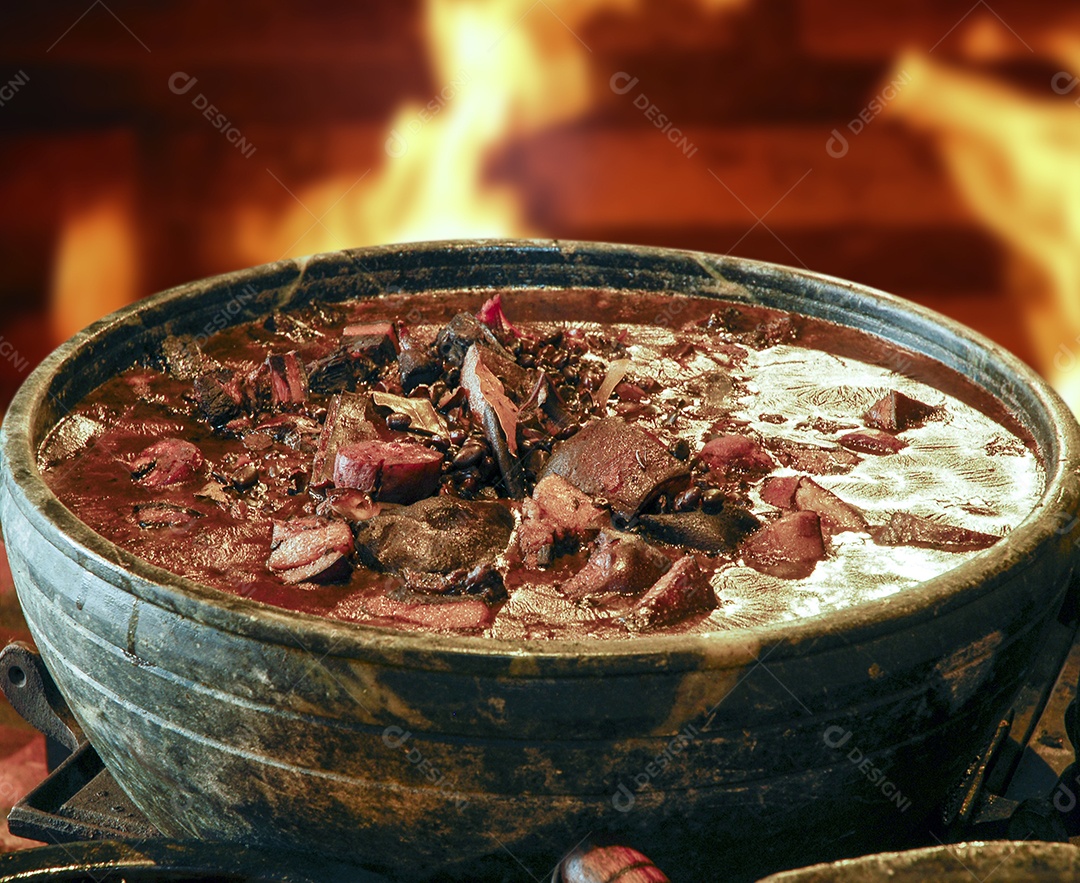 Feijoada cozida no fogão a lenha