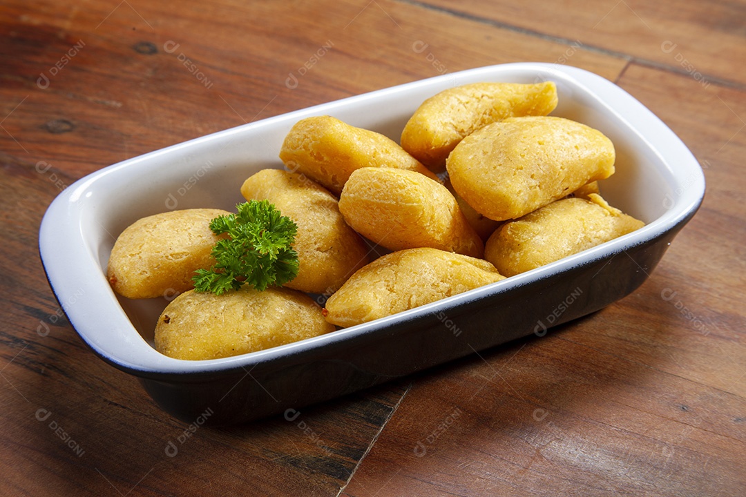 Pastel de angu com queijo e carne