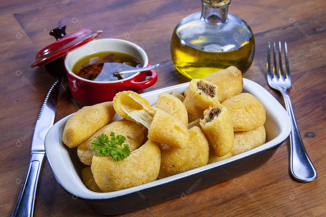 Pastel de angu com queijo e carne