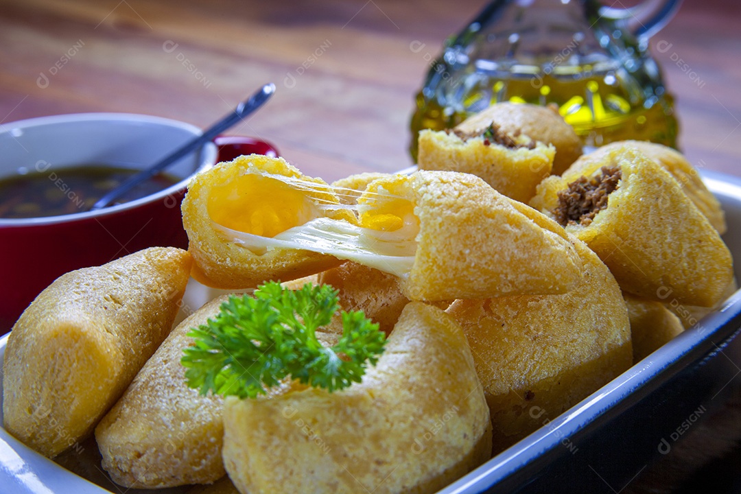 Pastel de angu com queijo e carne