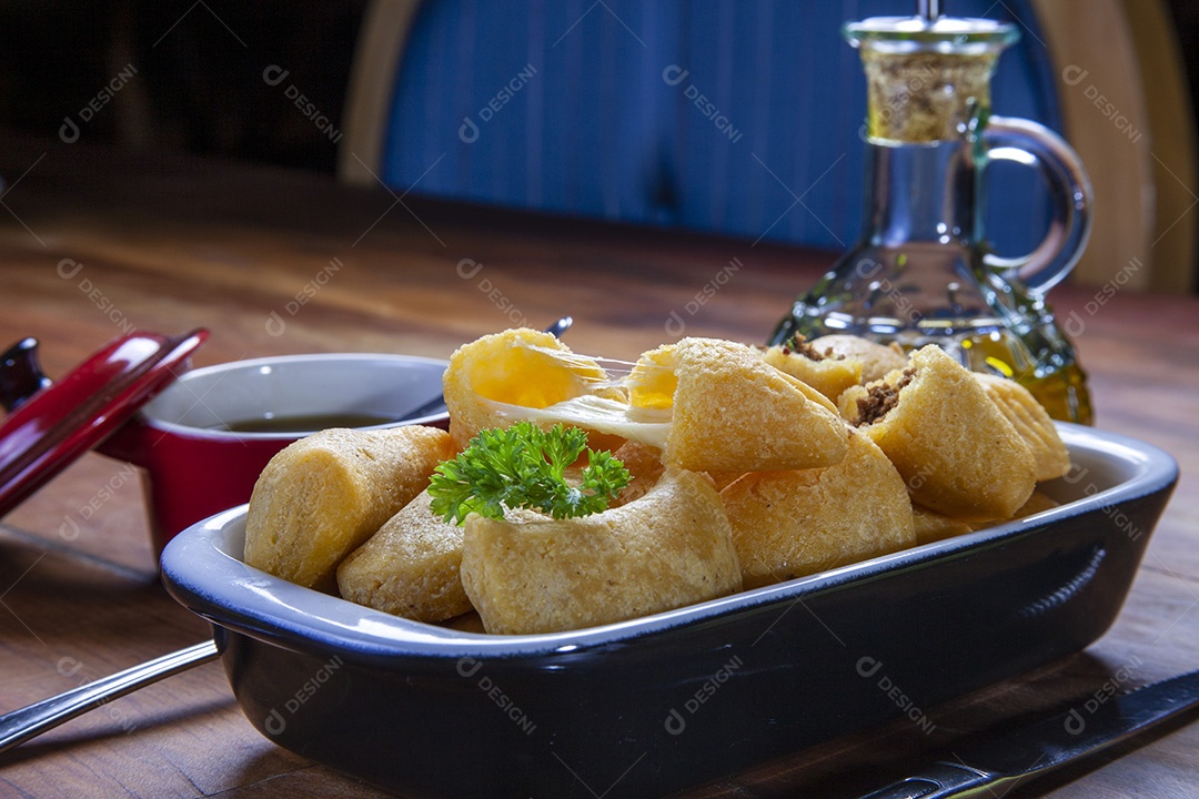 Pastel de angu com queijo e carne