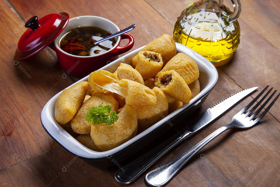 Pastel de angu com queijo e carne