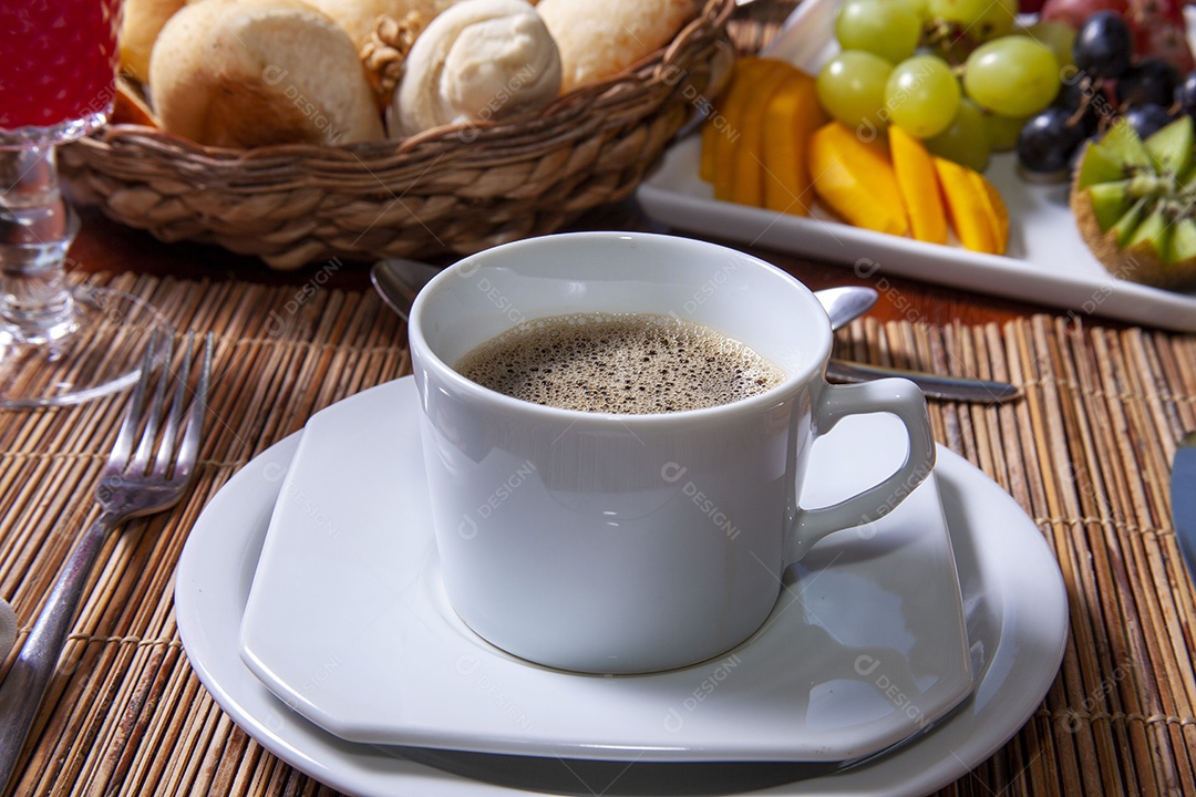 Xícara de café com comidas