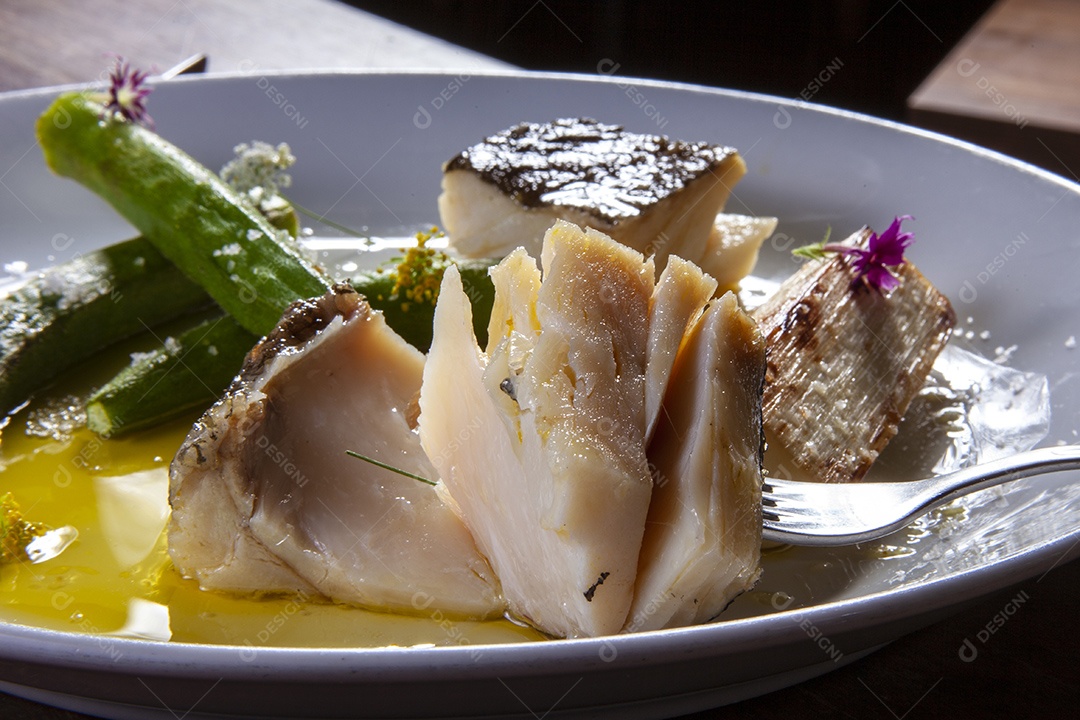 Bacalhau com ovos azeitonas e legumes