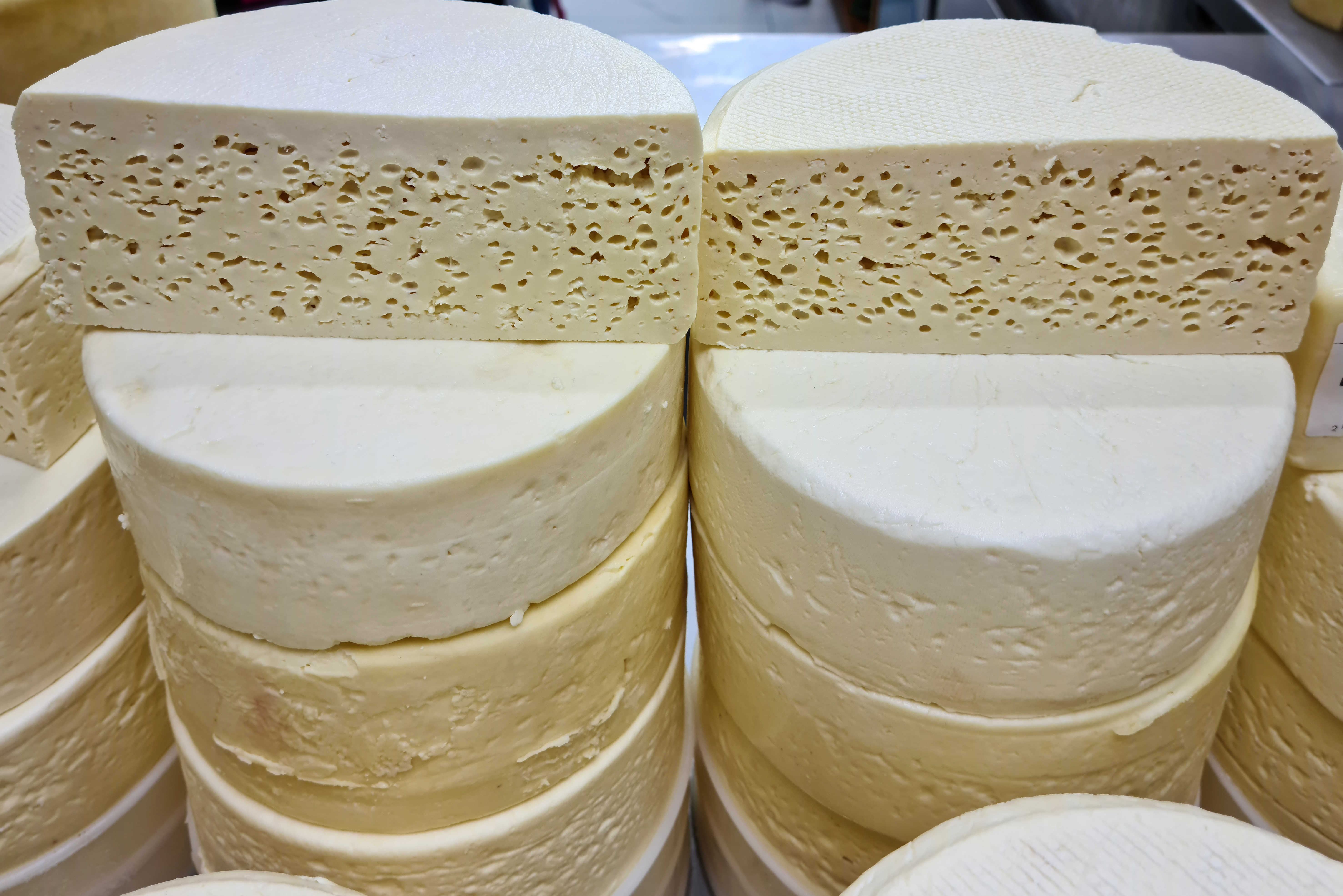 Queijo canastra na prateleira de uma loja