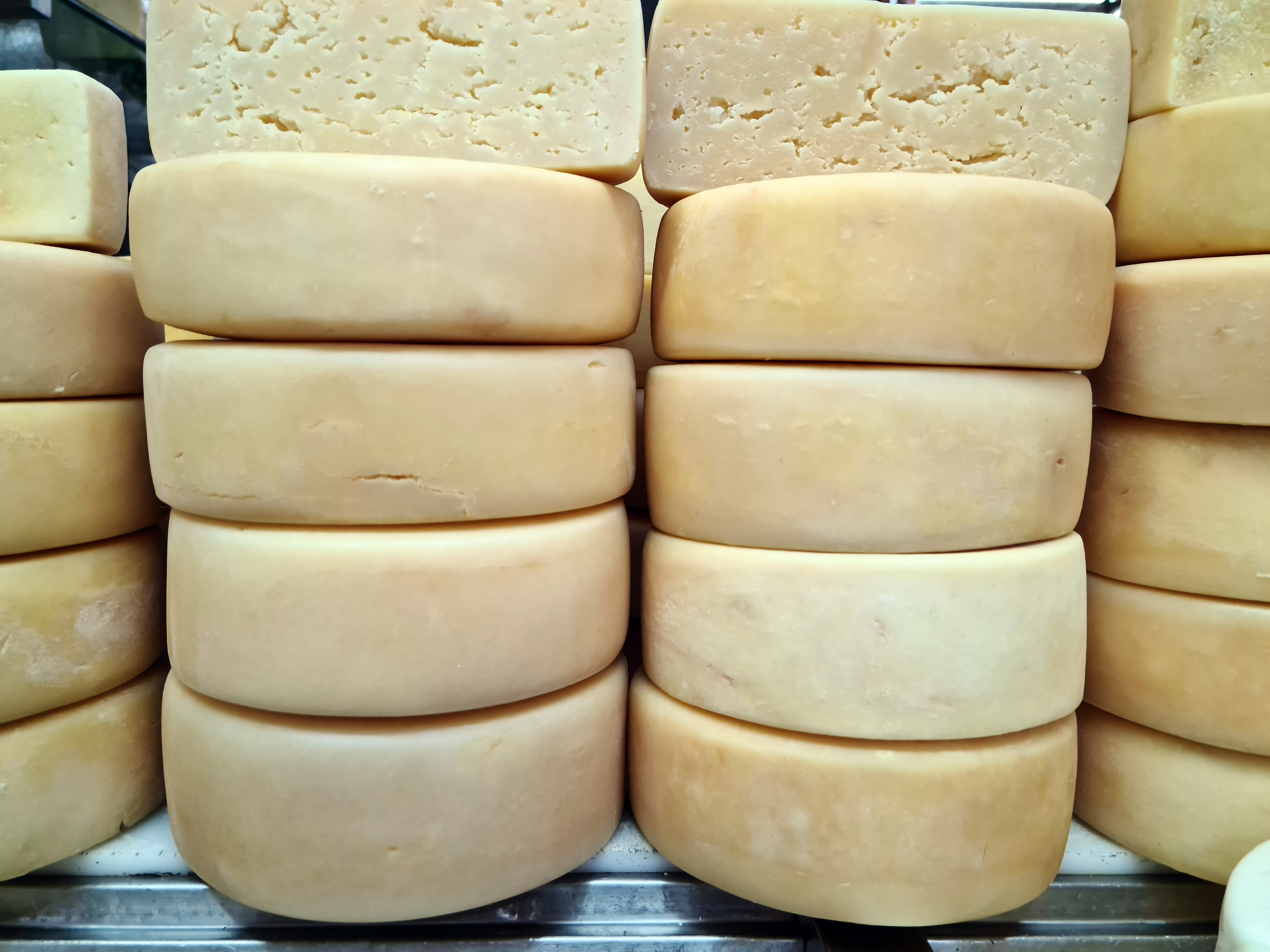 Queijo canastra na prateleira de uma loja