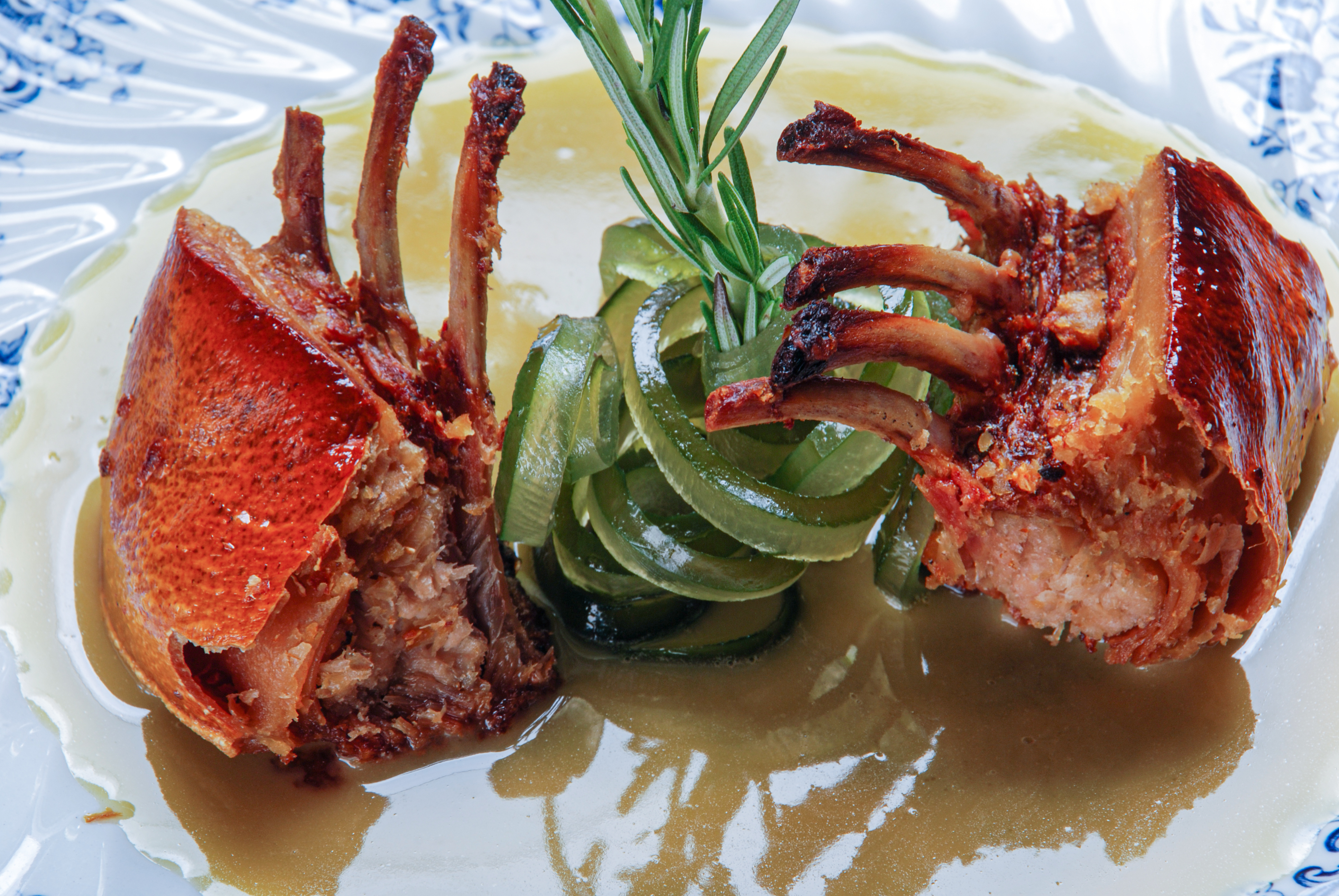 Costeletas de cordeiro assadas com azeite e ervas