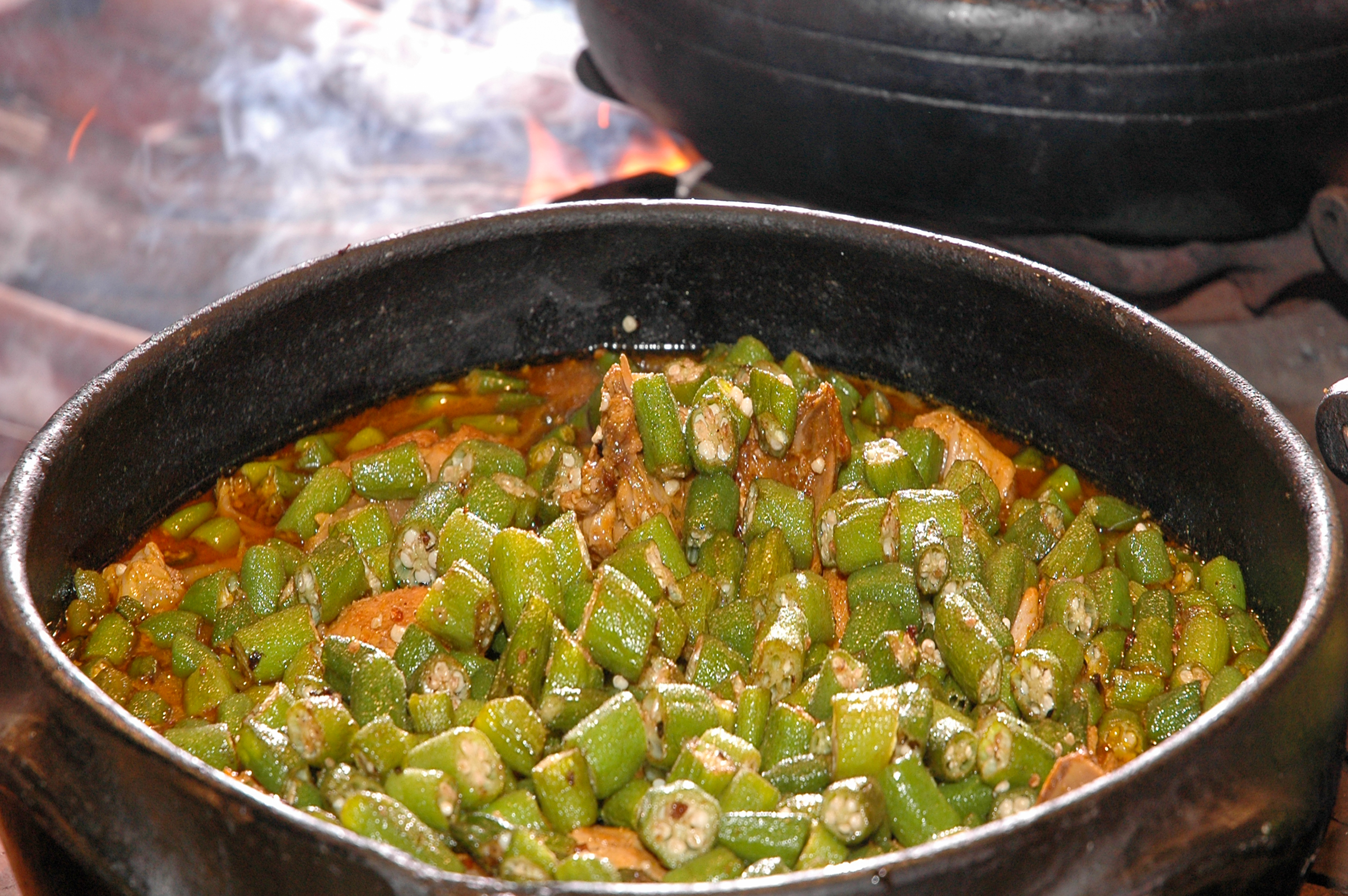 Ensopado de frango com quiabo no forno a lenha