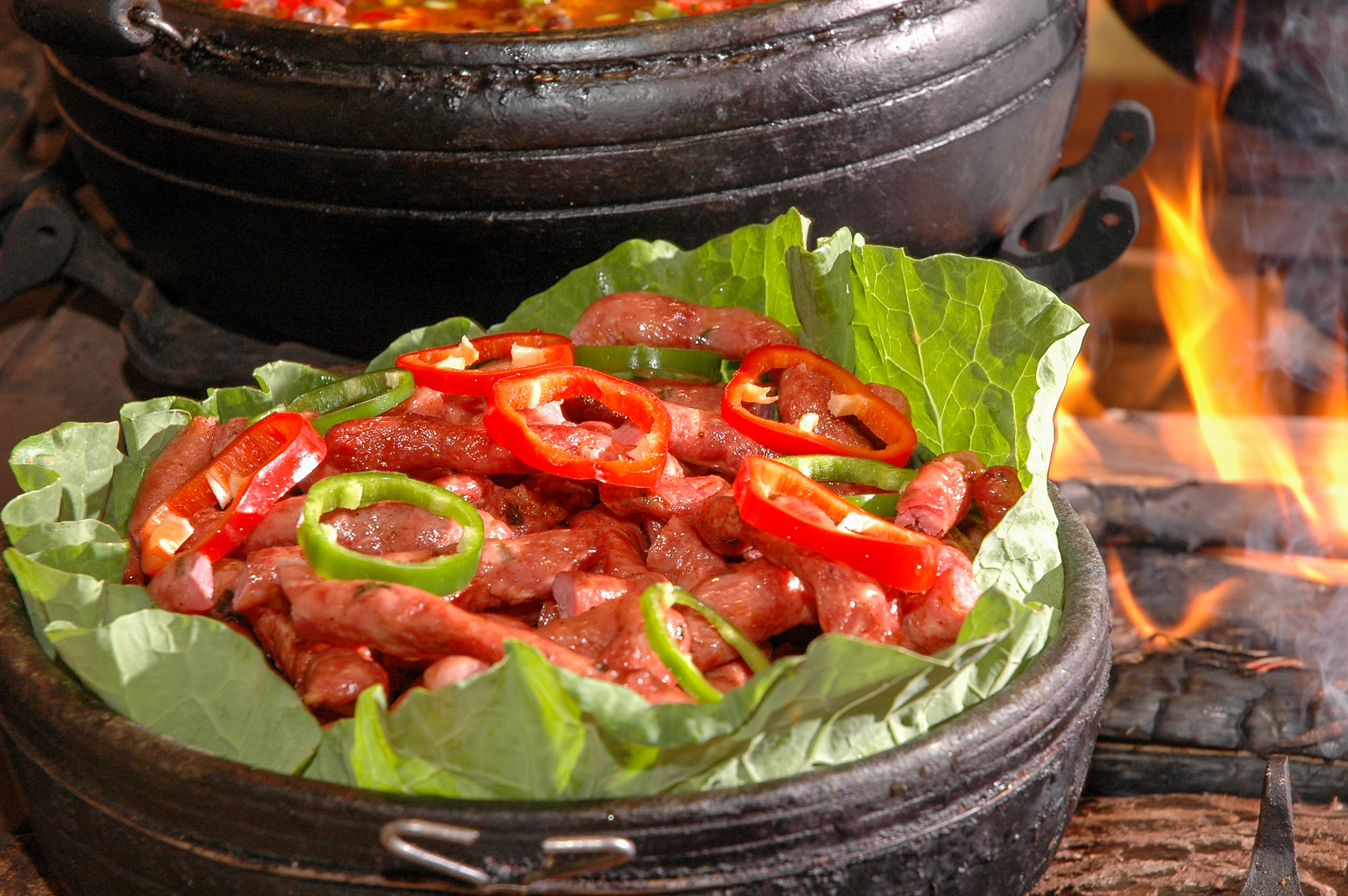 Enrolado de linguiça frita no forno a lenha