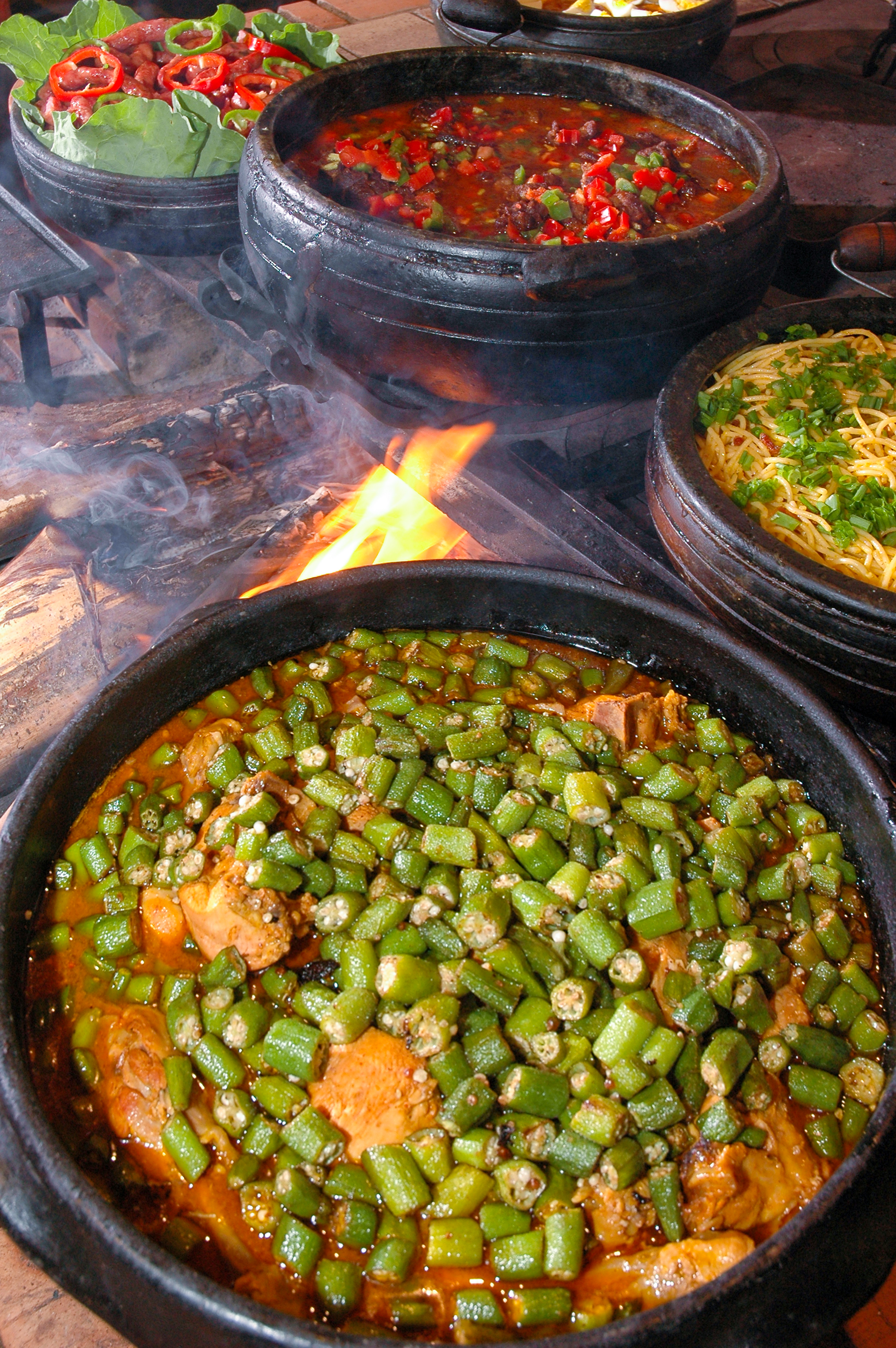 Ensopado de frango com quiabo no forno a lenha