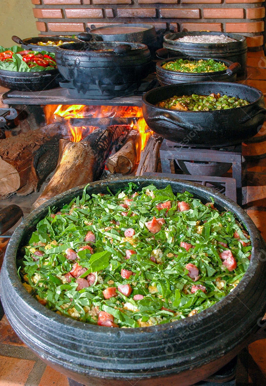 Fogão a lenha com diversas comida caseiras