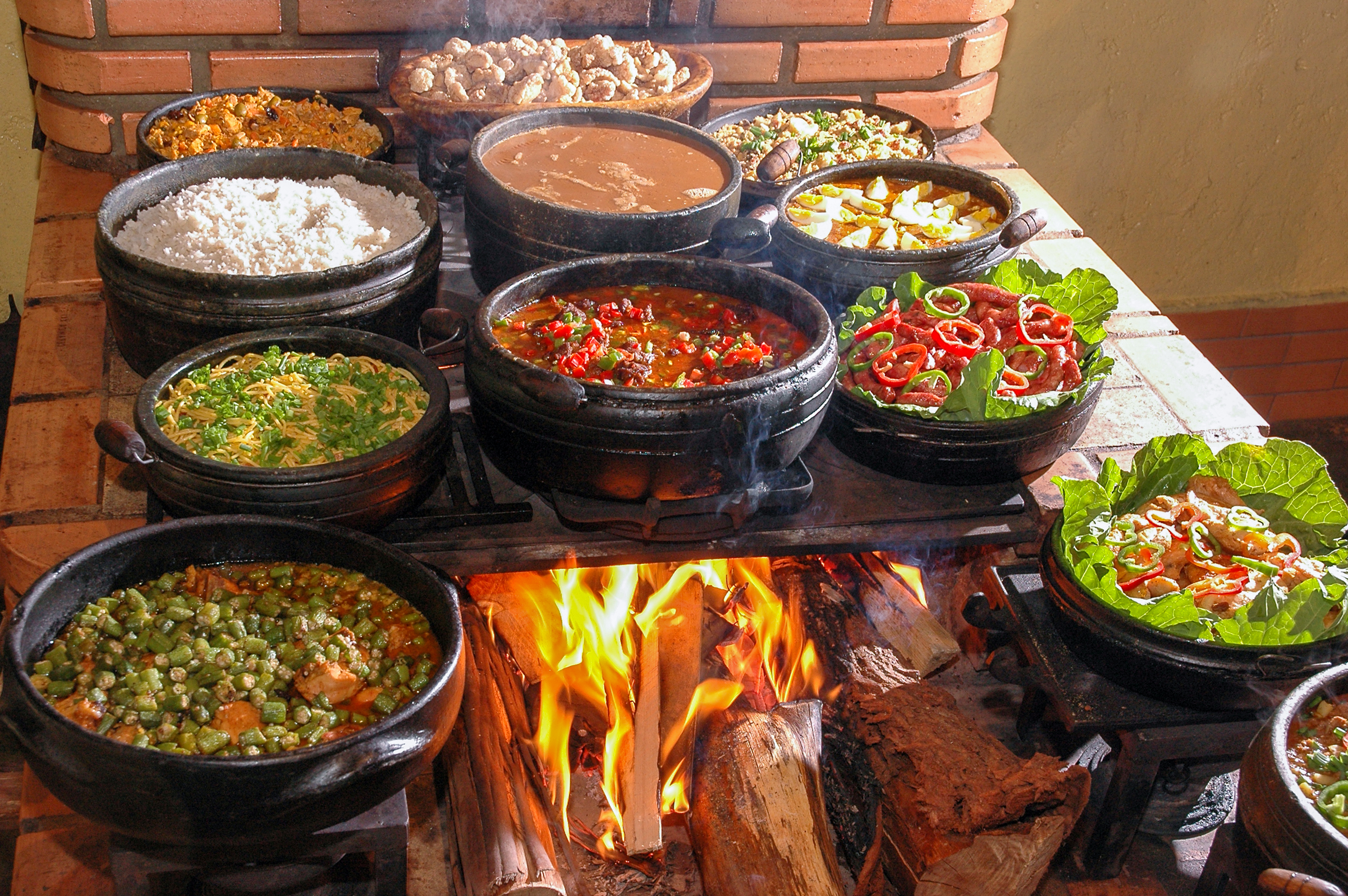 Fogão a lenha com diversas comida caseiras