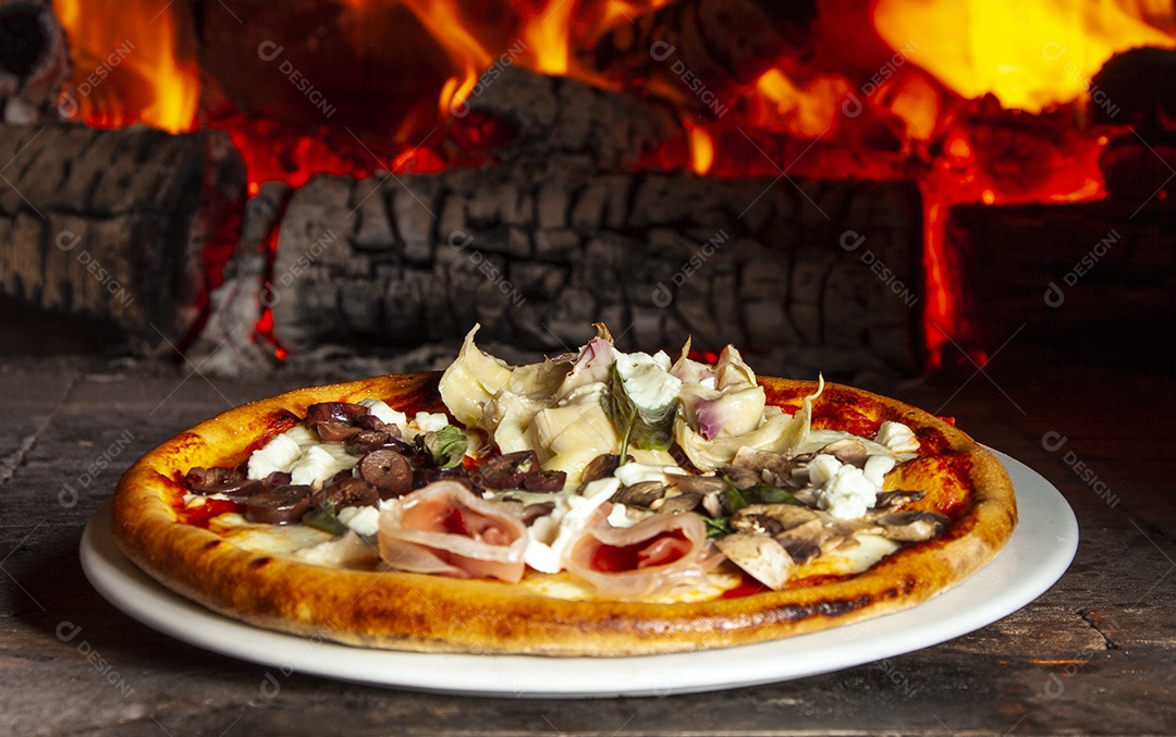 Pizza de presunto parma assada no forno a lenha