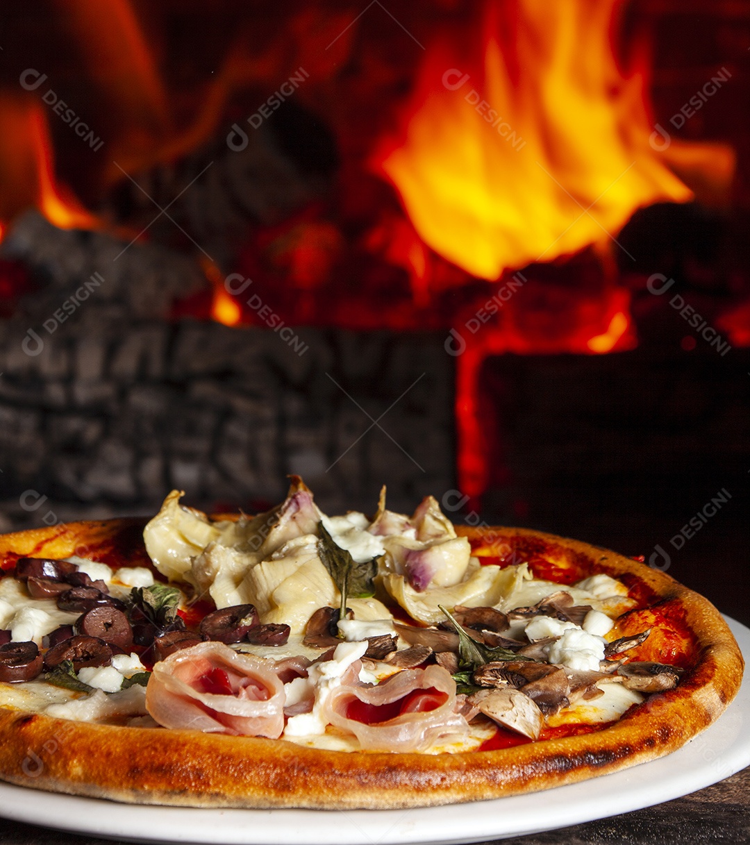 Pizza de presunto parma assada no forno a lenha