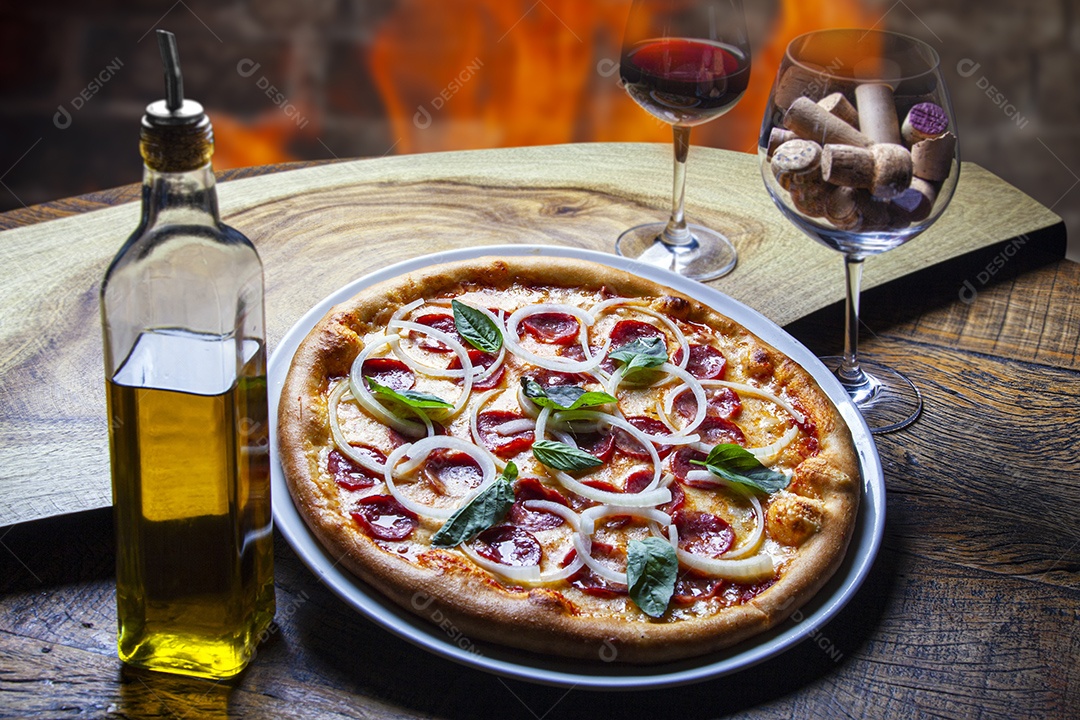 Pizza de calabresa com azeite e vinho