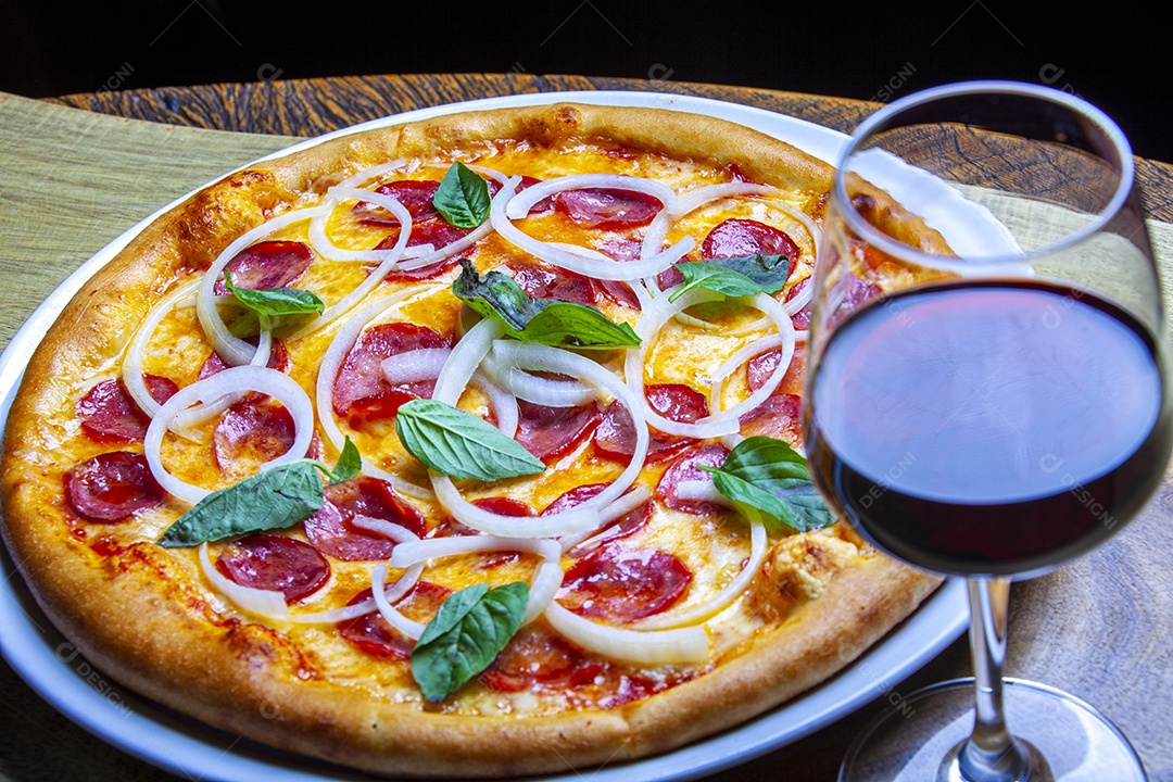 Pizza de calabresa com taça de vinho