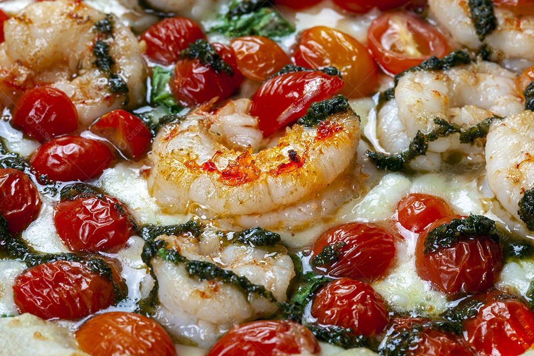Pizza de camarão com tomate cereja