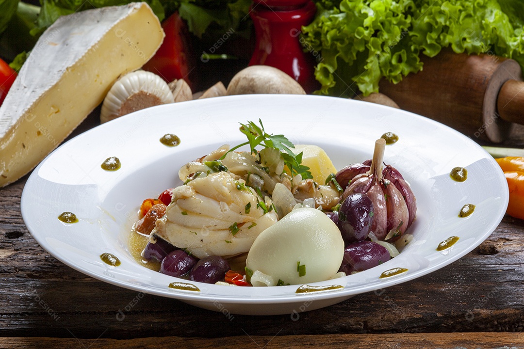 Bacalhau com ovos azeitonas e legumes