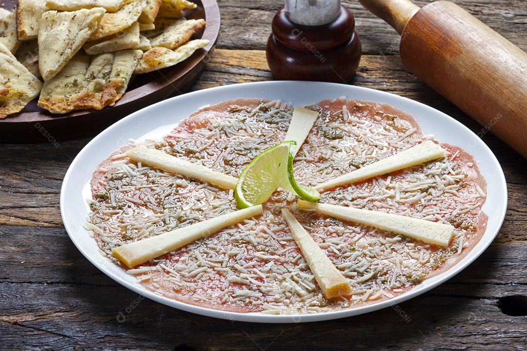 Carpaccio com queijo parmesão ralado
