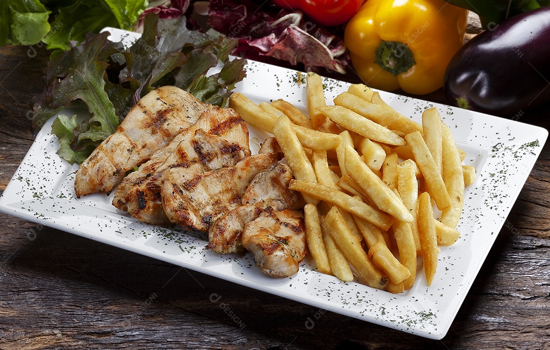 Frango assado suculento com batatas frita