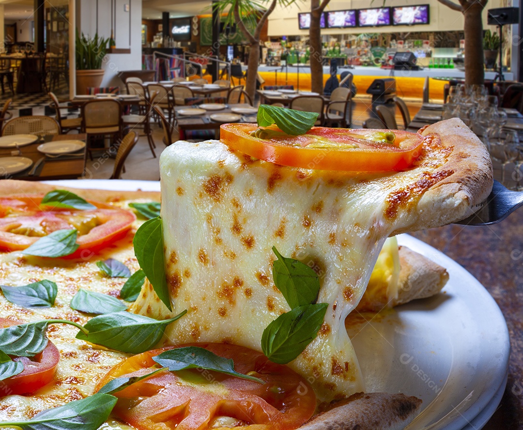 Fatia de pizza com queijo derretido Marguerita