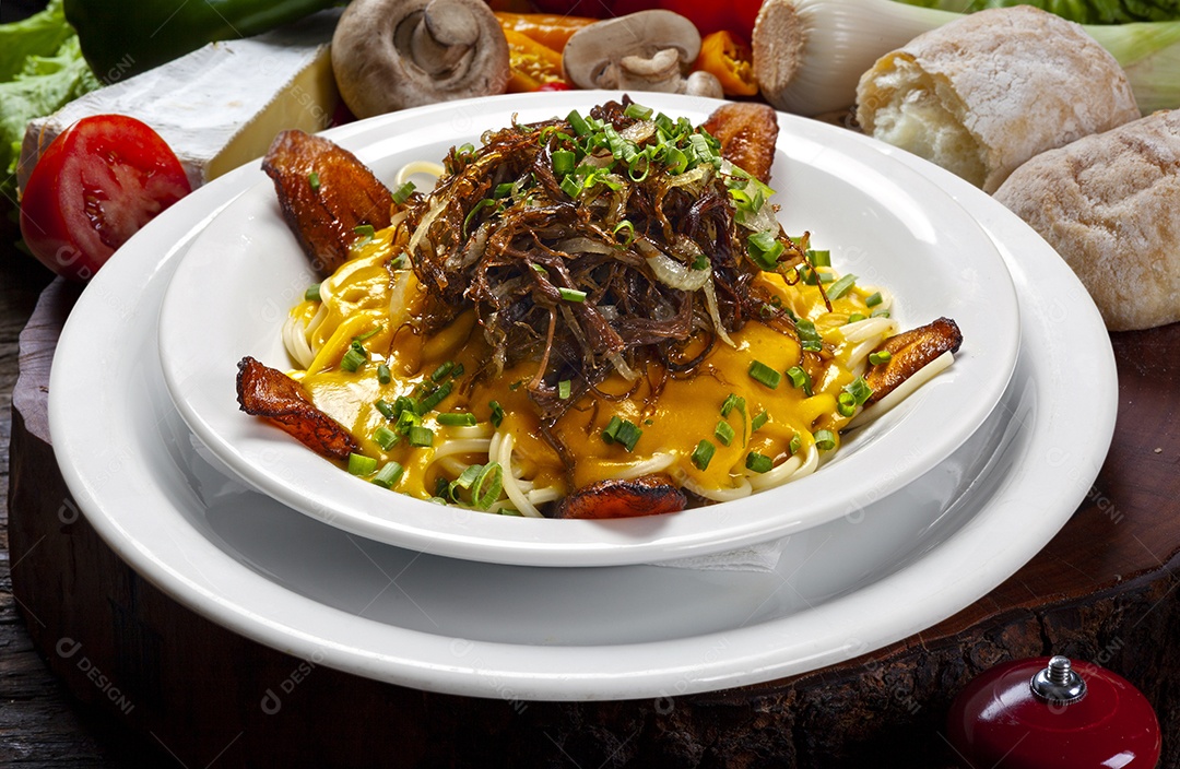 Macarrão com creme e carne