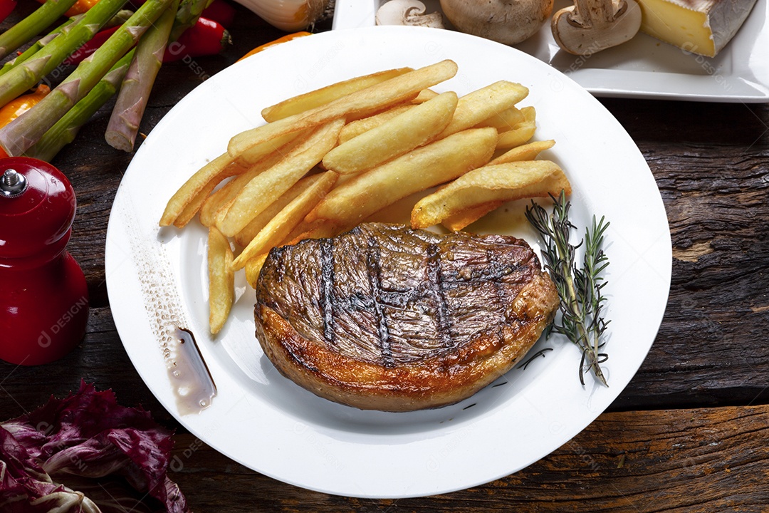 Bife de picanha assado com batatas fritas